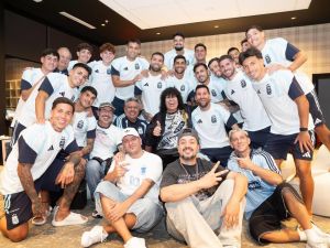 “La Mona” se reunió con jugadores argentinos en Kansas a horas del debut ante Argelia