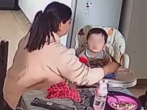 Jesús María: una madre descubrió por las cámaras que la niñera maltrataba a sus hijos en casa