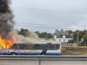 Un colectivo se incendió en la entrada a La Calera y generó complicaciones en el tránsito