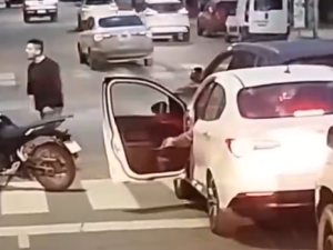 Discutía con un motociclista, olvidó poner el freno de mano y provocó un choque