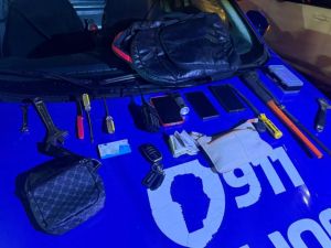 Cuatro detenidos tras un operativo en avenida Fuerza Aérea: secuestran inhibidores