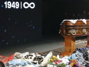 Cerró el velatorio del Indio Solari tras una despedida masiva y emotiva