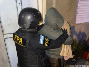 Dos detenidos y drogas secuestradas tras allanamiento en Villa El Libertador