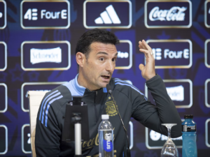 El DT Scaloni confirmó a Dibu Martínez y Julián Álvarez para el debut ante Argelia