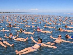 Festival de la Planchita en Miramar: más de 1.800 personas flotaron en Mar Chiquita y quedaron cerca del récord mundial
