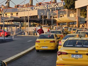 Taxistas protestan en la Terminal y apuntan contra el municipio por el control de apps