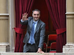 Manuel Adorni asumió como director de YPF en representación del Estado y renunció a los honorarios