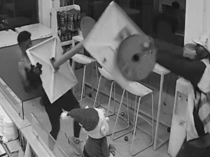 Violenta pelea entre un limpiavidrios y un "naranjita" terminó con un detenido y un herido