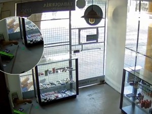 Insólito robo que quedó registrado por cámaras de seguridad en barrio Güemes