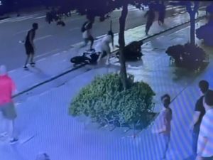 Robaron un celular, no pudieron huir en moto y uno fue reducido por vecinos