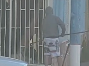 Córdoba: un hombre fue aprehendido tras dañar la vidriera de un local en Villa Azalaiz