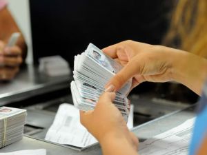 Aumentan los costos del DNI y el pasaporte: conocé los nuevos valores del RENAPER