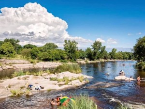 Verano 2026: cuánto cuesta estacionar cerca de los ríos en las Sierras de Córdoba