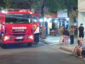 Bomberos controlaron un incendio en un restaurante céntrico y evacuaron a 50 vecinos
