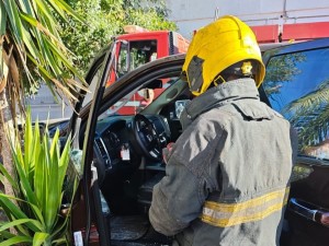 Bomberos rescataron a un bebé de cinco meses atrapado en una camioneta