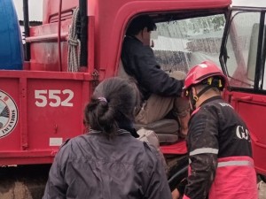 Bomberos y médicos rescatan a un vecino aislado por las lluvias en Río Seco