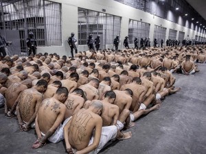 Condenan en El Salvador a pandilleros con penas de hasta mil años de cárcel