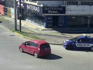 Arrojó piedras contra un vehículo, hirió a una mujer en la cabeza y quedó detenido