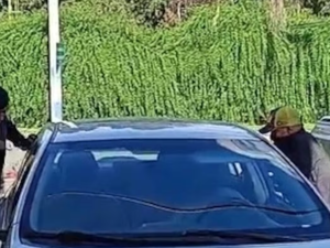 Violento robo en barrio Kennedy: rompieron los vidrios de un auto a plena luz del día y huyeron