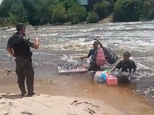Tensión en Playas de Oro: un vendedor se metió al río en crecida junto a su hijo durante un control