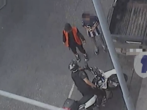 Nuevamente detuvieron a dos “naranjitas” por exigir dinero a conductores para estacionar