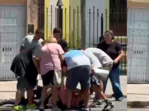 Vecinos redujeron y golpearon a un hombre acusado de robar un celular en la vía pública