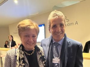 La titular del FMI se vio con Caputo y elogió la “fuerte performance” de la economía argentina