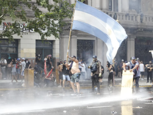Manifestación con incidentes y heridos cerca del Congreso por la Reforma Laboral