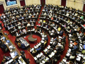 La Cámara de Diputados debate la reforma laboral en medio de protestas y paro de la CGT