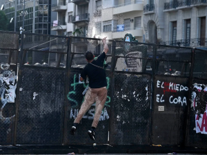 Incidentes en el Congreso: la Policía dispersó a manifestantes con camiones hidrantes