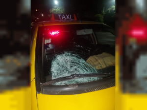 Una “naranjita” fue detenida tras atacar con una piedra a un taxi en la vía pública