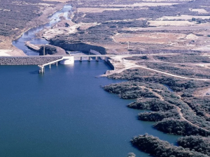Autoridades provinciales activan descargas de agua en diques para evitar desbordes por lluvias