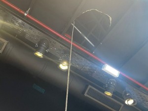 Cayó desde cinco metros mientras limpiaba vidrios en un centro comercial