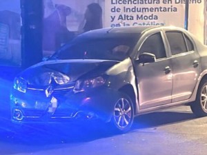 Choque y vuelco en pleno centro de Córdoba: dos autos colisionaron y no hubo heridos