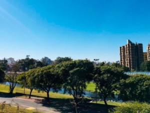 Intensas lluvias obligan a un corte total en distintos tramos de la Costanera por la crecida del río