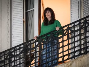 Cristina Kirchner podrá salir dos horas diarias al balcón de San José 1111