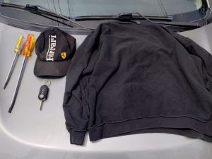 Detienen a dos jóvenes que intentaban robar una casa y huir en un auto robado