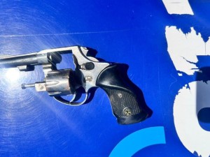 Detienen a un hombre armado tras amenazar a un policía en Villa El Libertador