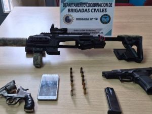 Detienen a un hombre y secuestran armas tras violentas amenazas en barrio Los Granados