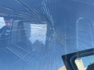 Detienen a un limpiavidrios tras una pelea callejera en Nueva Córdoba: daños a un patrullero