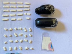 Detienen a una mujer que intentaba entrar casi mil dosis de cocaína a la cárcel de Cruz del Eje