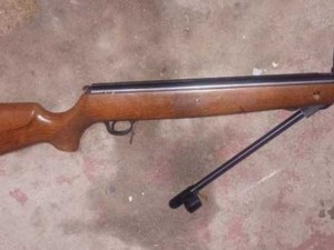 Villa Carlos Paz: un hombre fue detenido por amenazar con un rifle a su vecina tras una discusión