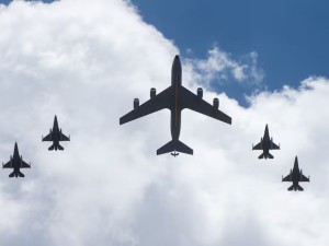 Espectacular vuelo de los F-16 sobre Buenos Aires antes de la presentación en Córdoba