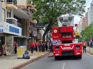 Fuego en un edificio del centro: bomberos trabajan en un sexto piso de Olmos y Maipú