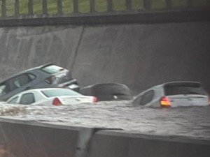 Temporal en el AMBA: Panamericana anegada y varios autos quedaron bajo el agua por fuerte lluvia