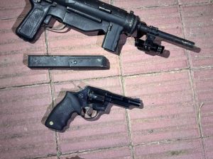 Huyó de la Policía y abandonó una mochila con armas de distinto calibre durante un operativo