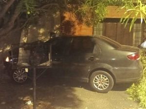 Impactante choque en Córdoba: derribó un árbol, un poste y dañó dos casas