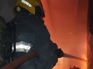 Incendio en un depósito: un hombre herido y cuatro niños asistidos