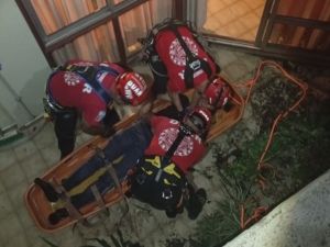 Intentó entrar a un departamento por la ventana, cayó siete pisos, fue atendido y terminó detenido