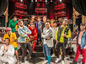 Los Caligaris se preparan para cerrar la noche del sábado en Cosquín Rock